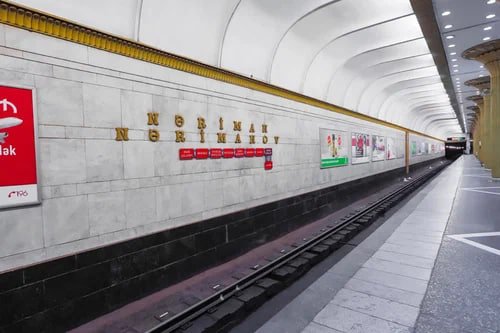 Bakı metrosunda sərnişin qatar yoluna düşdü - VİDEO