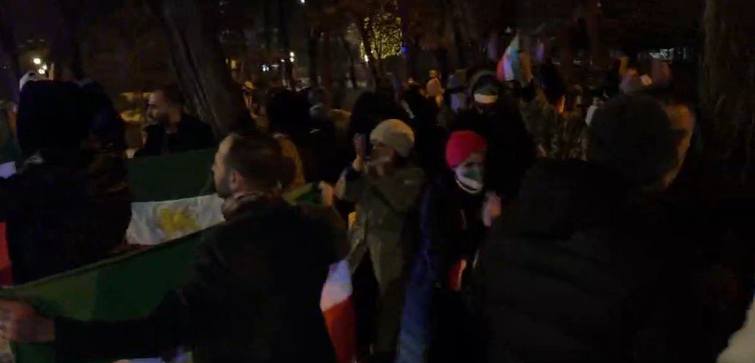Rza Pəhləvinin tərəfdarları İranın İrəvandakı səfirliyi qarşısında etiraz aksiyası KEÇİRDİLƏR - VİDEO Rza Pəhləvinin tərəfdarları İranın İrəvandakı səfirliyi qarşısında etiraz aksiyası KEÇİRDİLƏR - VİDEO