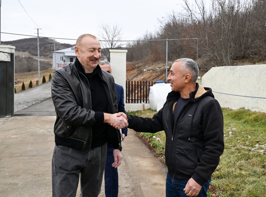 İlham Əliyev Heyvalı kəndinə köçən Abbasovlar ailəsinin EVİNDƏ - FOTO/VİDEO - foto 4