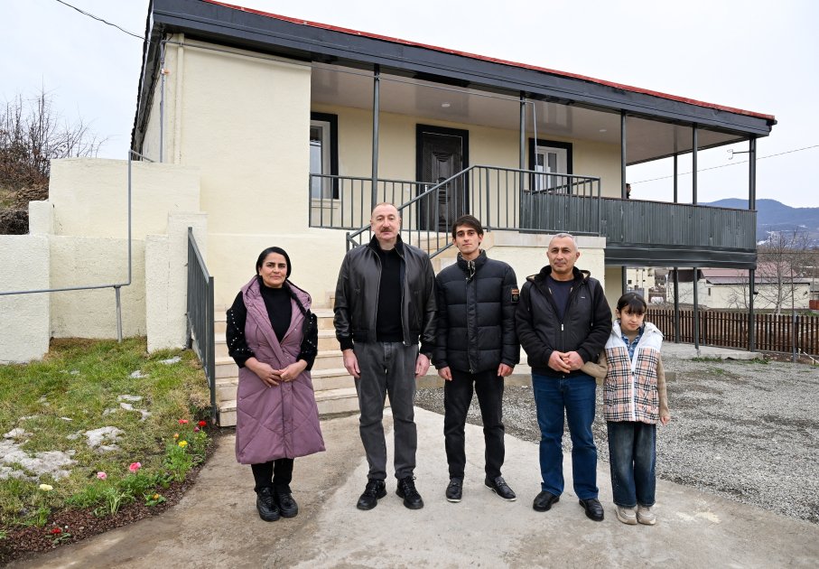 İlham Əliyev Heyvalı kəndinə köçən Abbasovlar ailəsinin EVİNDƏ - FOTO/VİDEO - foto 6