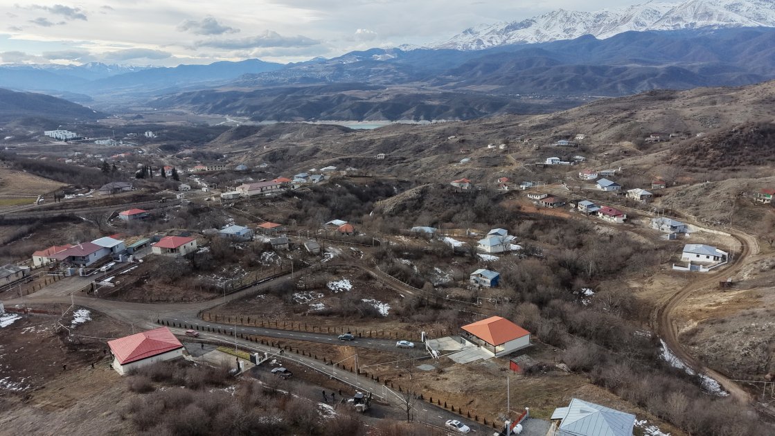 İlham Əliyev Heyvalı kəndinə köçən Abbasovlar ailəsinin EVİNDƏ - FOTO/VİDEO - foto 7