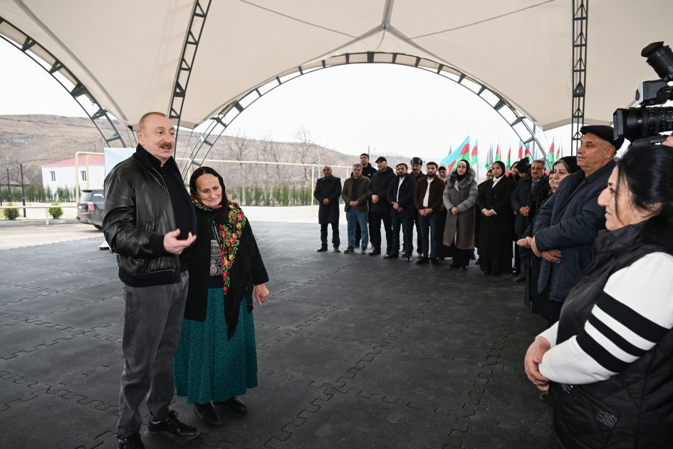 Prezident Ağdərədə sakinlərlə görüşdü – FOTO/VİDEO Prezident Ağdərədə sakinlərlə görüşdü – FOTO/VİDEO