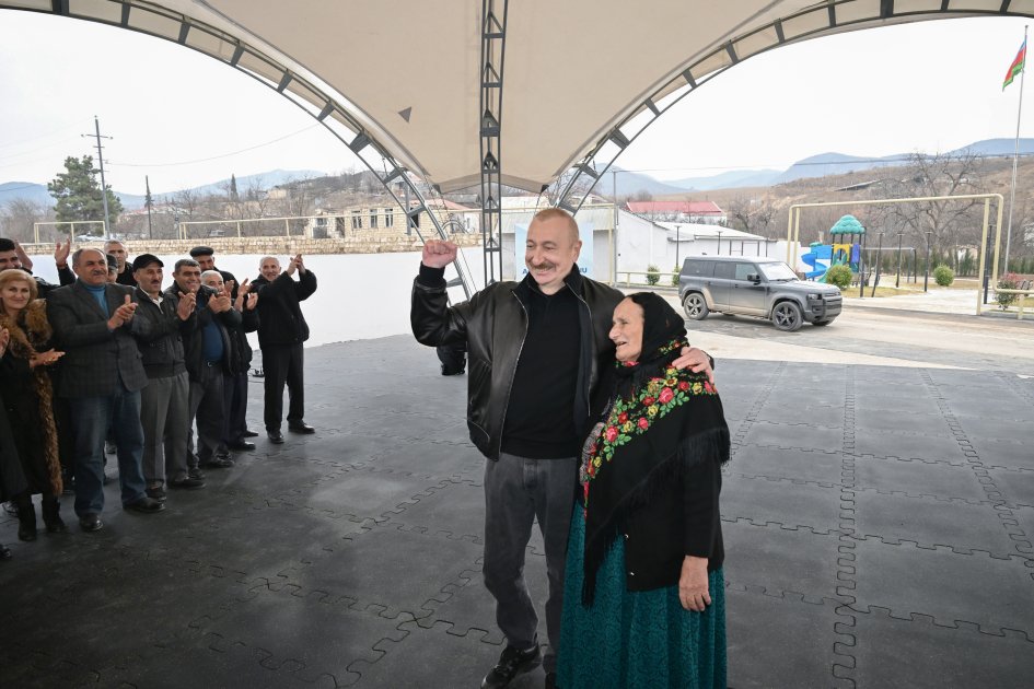 Prezident Ağdərədə sakinlərlə görüşdü – FOTO/VİDEO - foto 1