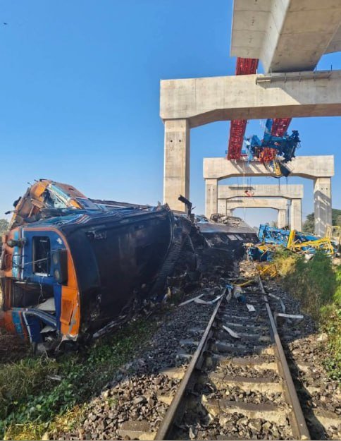 Kran qatarın üzərinə aşdı: 22 ölü, 70 yaralı var – FOTO/VİDEO - foto 1