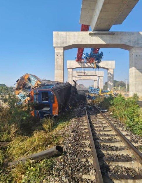 Kran qatarın üzərinə aşdı: 22 ölü, 70 yaralı var – FOTO/VİDEO - foto 3