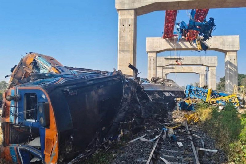 Kran qatarın üzərinə aşdı: 22 ölü, 70 yaralı var &ndash; FOTO/VİDEO