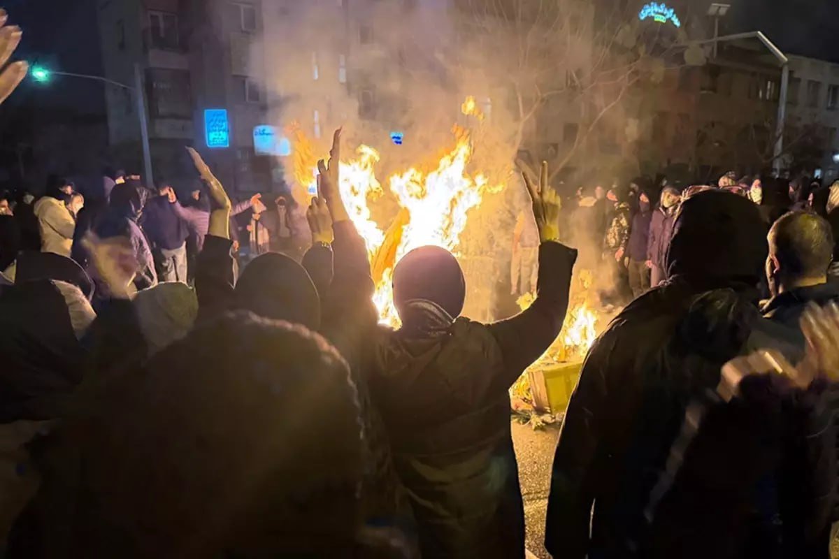 Qonşu ölkə qan gölünə döndü: Etirazlarda ölənlərin sayı 2 615-ə yüksəldi – FOTO/VİDEO - foto 1