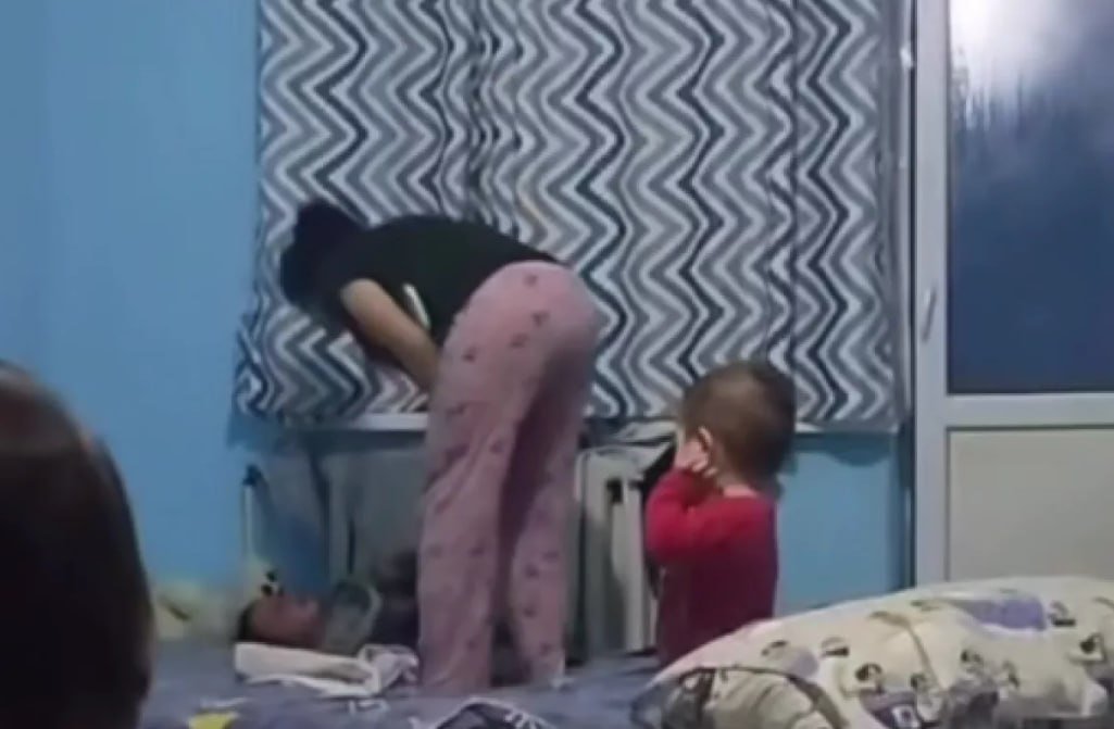 Qadın öz uşağını radiatora bağlayaraq vəhşicəsinə döydü &ndash; VİDEO