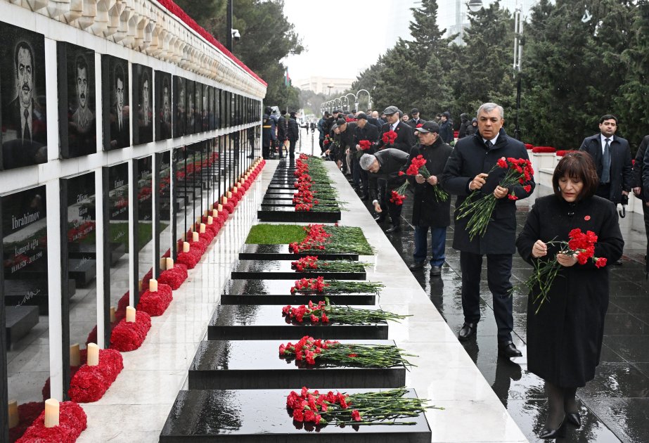 Rəsmilər Şəhidlər xiyabanında – FOTO - foto 5
