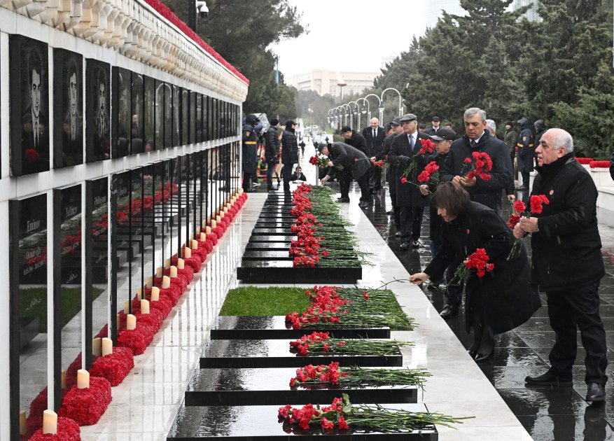 Rəsmilər Şəhidlər xiyabanında – FOTO - foto 4