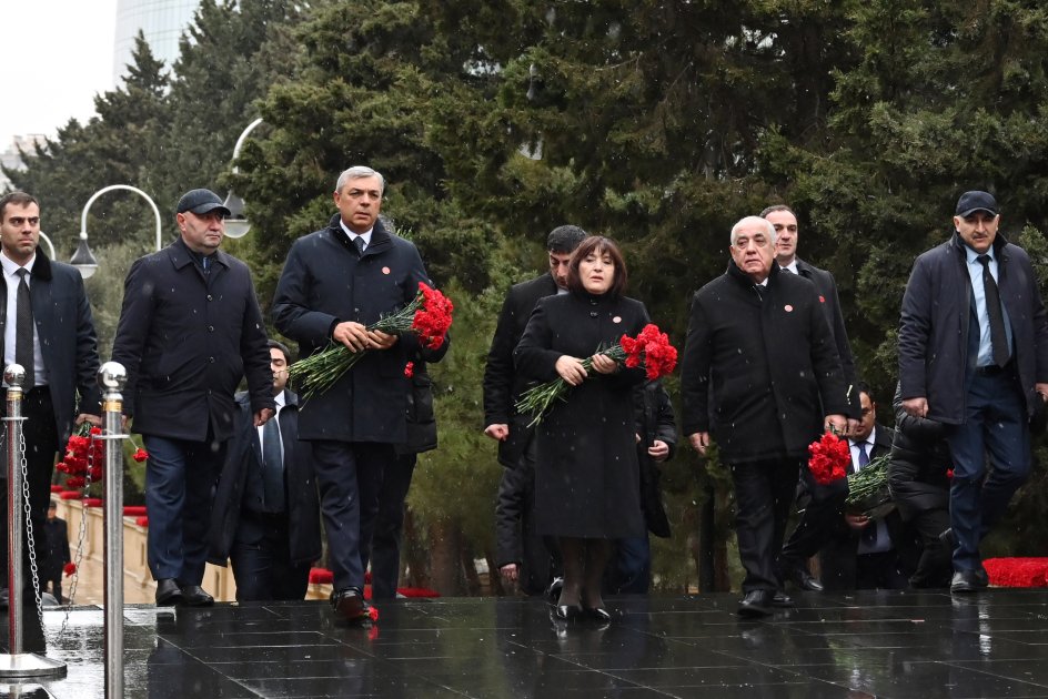 Rəsmilər Şəhidlər xiyabanında &ndash; FOTO