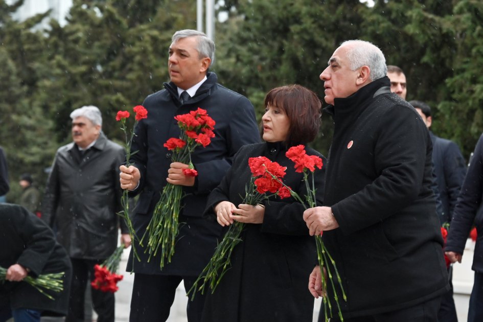 Rəsmilər Şəhidlər xiyabanında – FOTO - foto 6