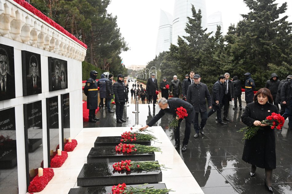 Rəsmilər Şəhidlər xiyabanında – FOTO - foto 2