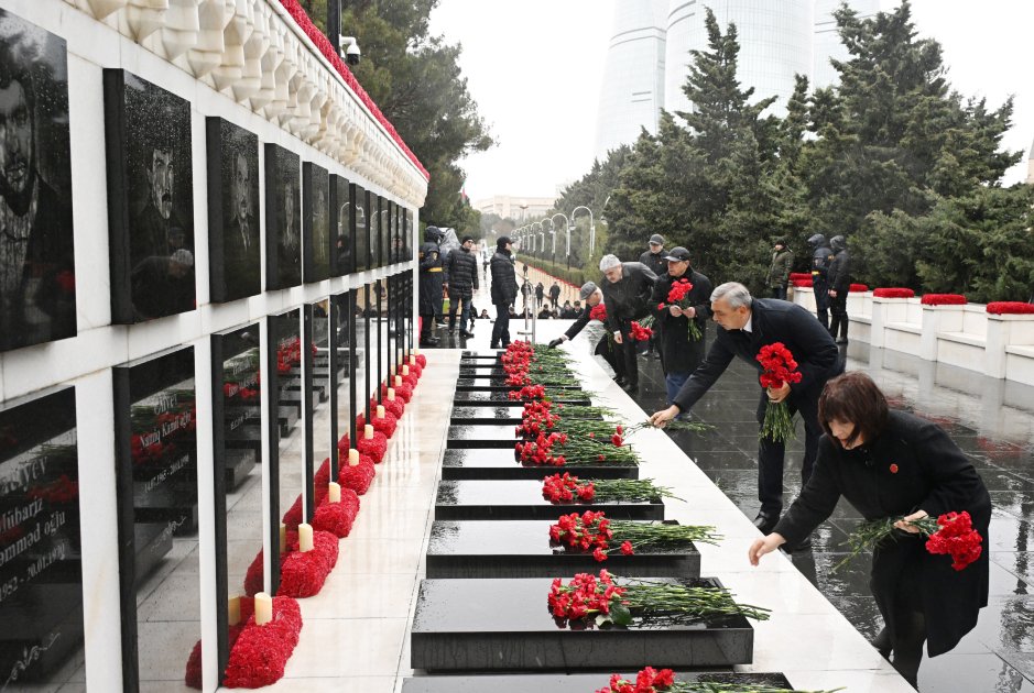 Rəsmilər Şəhidlər xiyabanında – FOTO - foto 3