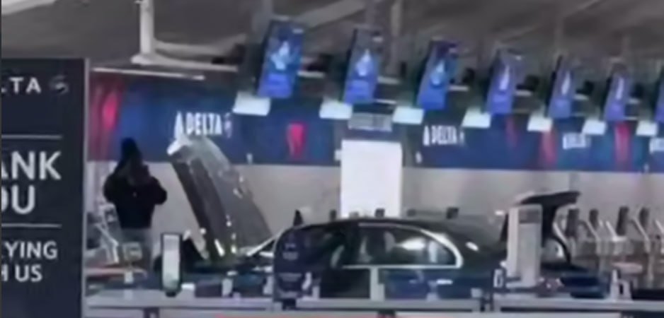 ABŞ-da avtomobil aeroportun girişinə çırpıldı &ndash; Yaralılar var &ndash; VİDEO