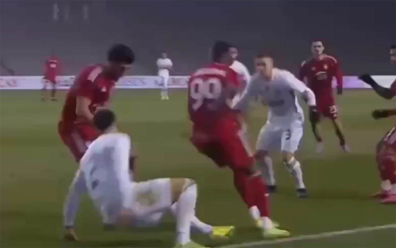 &ldquo;Qarabağ&rdquo;ın oyunçusuna qarşı sərt oynadı, hakim &ldquo;qırmızı&rdquo; vermədi - VİDEO