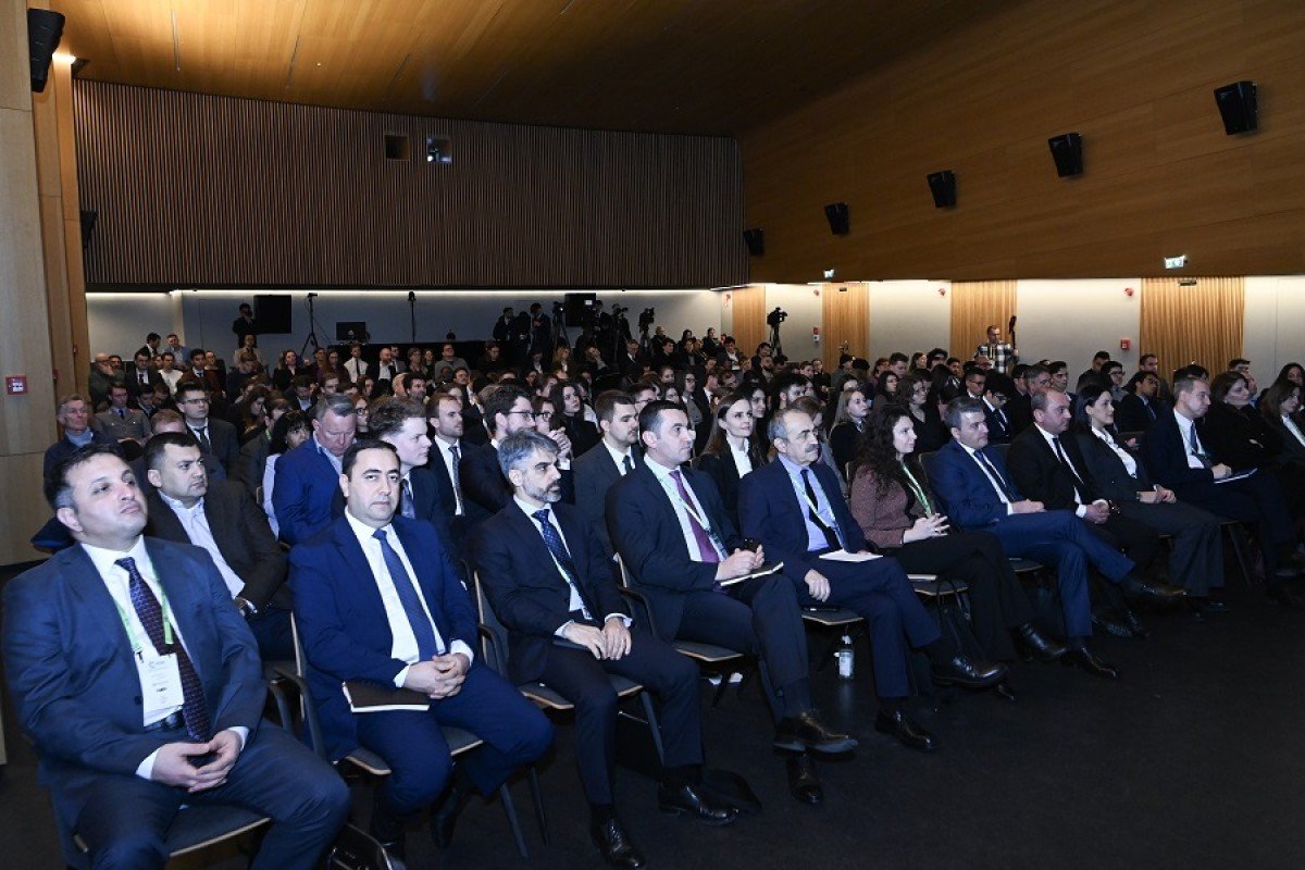 Ceyhun Bayramov Münxendə panel müzakirələrində ÇIXIŞ EDİB - FOTO - foto 2