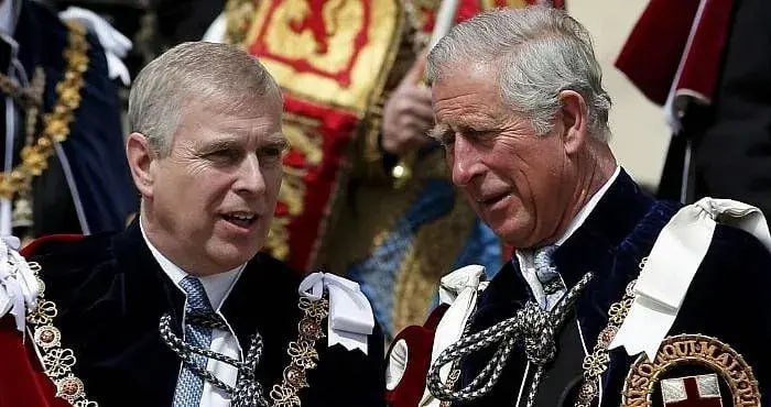 Britaniya kralı qardaşı ilə bağlı bütün sənədləri polisə verdi
