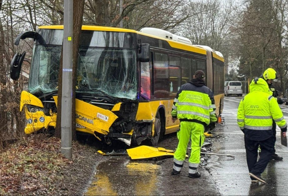 Berlində avtobus qəzaya uğradı - 12 nəfər xəsarət aldı