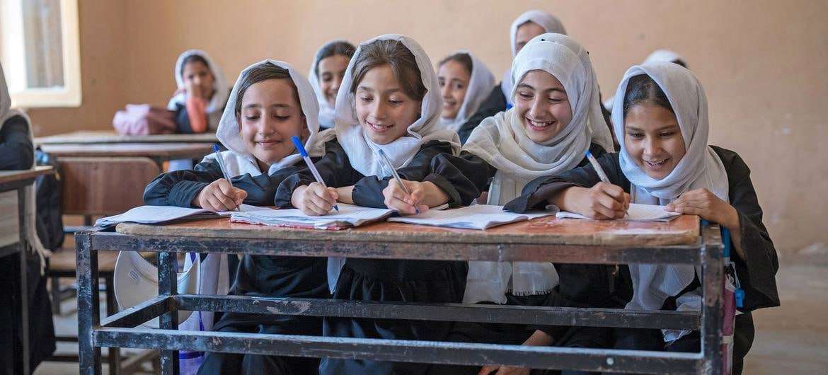 Əfqanıstanda qızlara Azərbaycan dili dərsləri keçirilir - FOTO