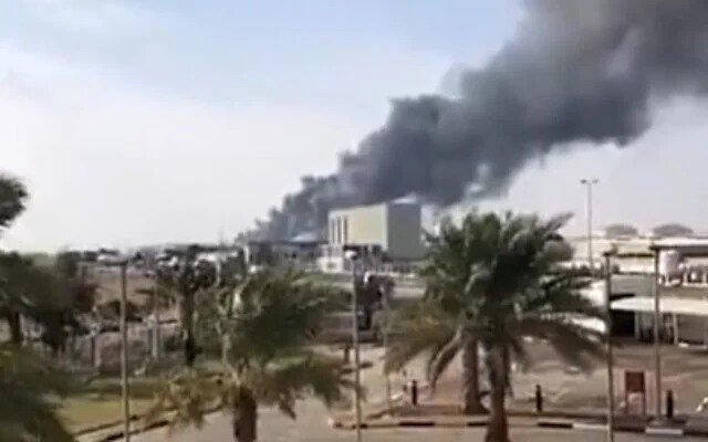 Abu Dabi raketlə vuruldu - FOTO Abu Dabi raketlə vuruldu - FOTO