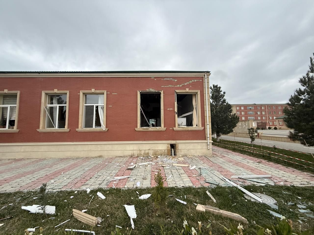 Molla rejiminin PUA hücumuna məruz qalan məktəbdən FOTOLAR - foto 1