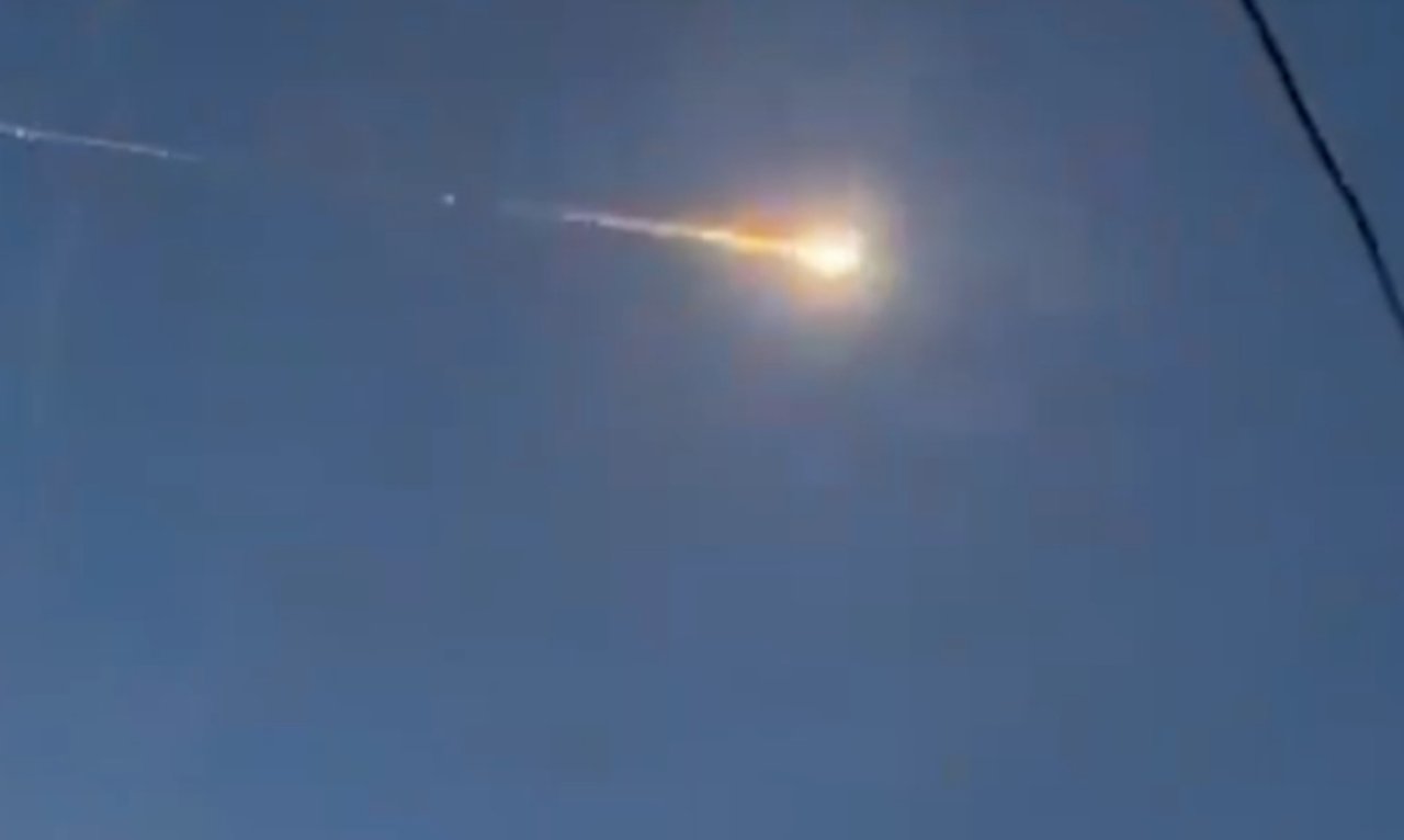 Almaniyada meteorit yaşayış evinin damını deşdi - VİDEO