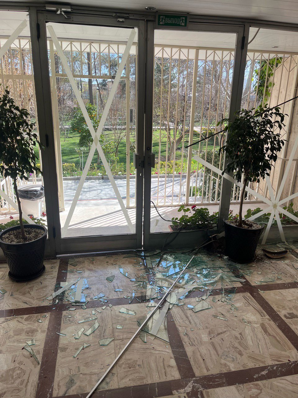 Rusiyanın İrandakı konsulluğunun əməkdaşları hava hücumu nəticəsində xəsarət alıblar - FOTO - foto 1
