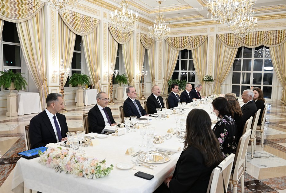 Prezidentin Aİ Şurasının Prezidenti ilə rəsmi nahar əsnasında geniş tərkibdə görüşü olub - FOTO - foto 1