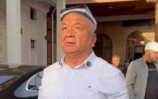 “Əl enerjisi” ilə müalicə adı altında saxlanılan özbəyə otağı kirəyə verən şəxs DANIŞDI - VİDEO “Əl enerjisi” ilə müalicə adı altında saxlanılan özbəyə otağı kirəyə verən şəxs DANIŞDI - VİDEO