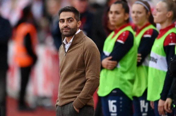 Qadın futbolçulara mesaj göndərdi - İşdən qovuldu
