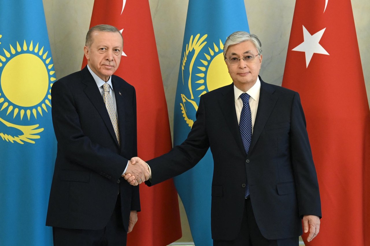 Tokayev Ərdoğanla qarşıdakı səfərləri müzakirə edib