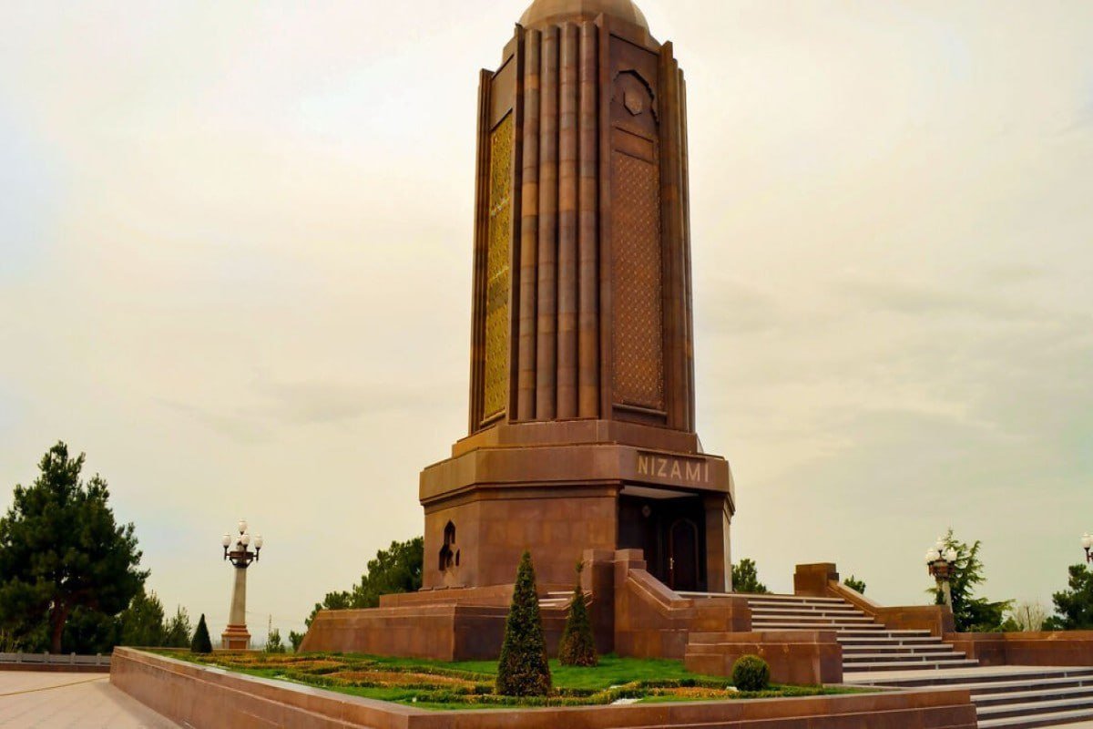 Gəncədə gənc qadın Nizami məqbərəsinin körpüsündən YIXILDI