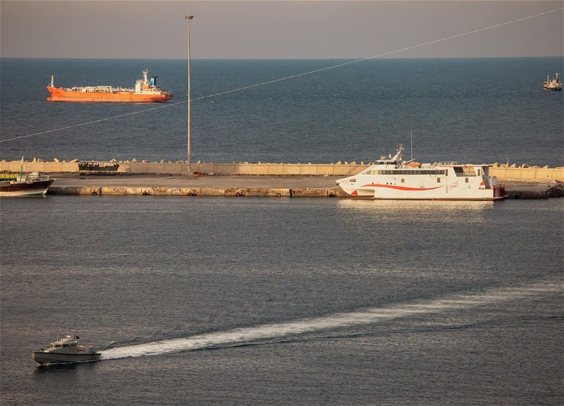 Bloomberg: Hörmüz boğazından iki iri tanker keçə bilməyib