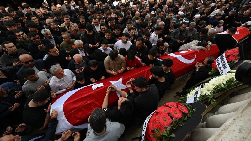 Türkiyədə məktəbə hücum zamanı həlak olan UŞAQLAR dəfn edildi - FOTOLAR