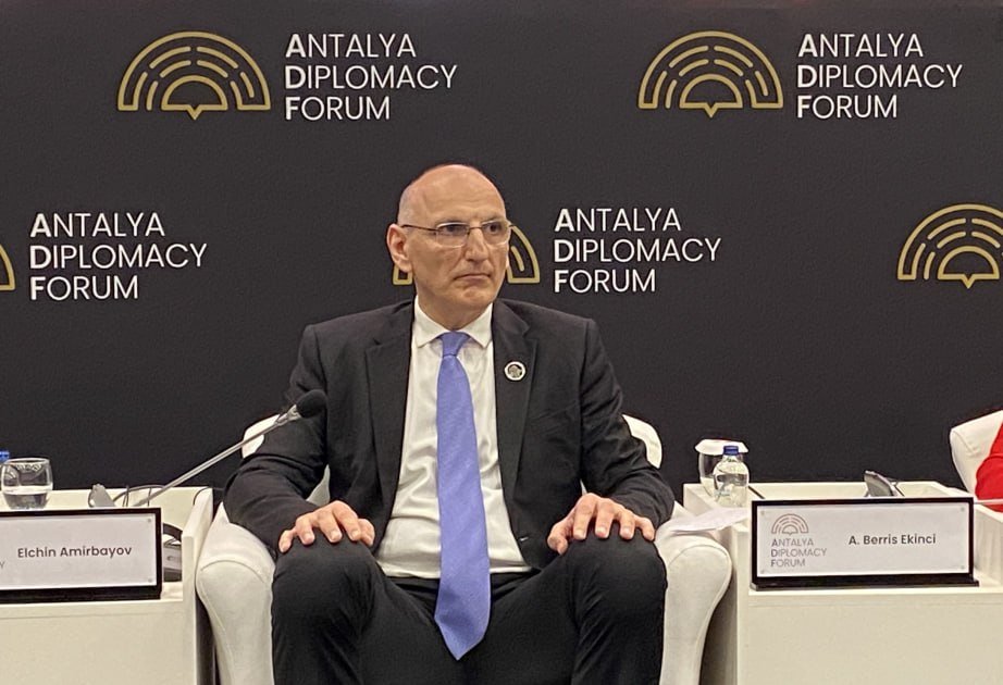 Elçin Əmirbəyov: “Hazırda yaşadığımız sülh şəraiti yeni imkanlar yaradır” Elçin Əmirbəyov: “Hazırda yaşadığımız sülh şəraiti yeni imkanlar yaradır”