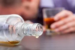 Qusarda oğul ona araq satmadığına görə anasını DÖYDÜ