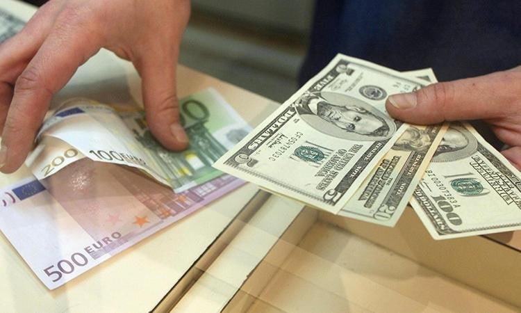94 min dollar gətirmək istədi, 64 min manat cərimələndi 94 min dollar gətirmək istədi, 64 min manat cərimələndi