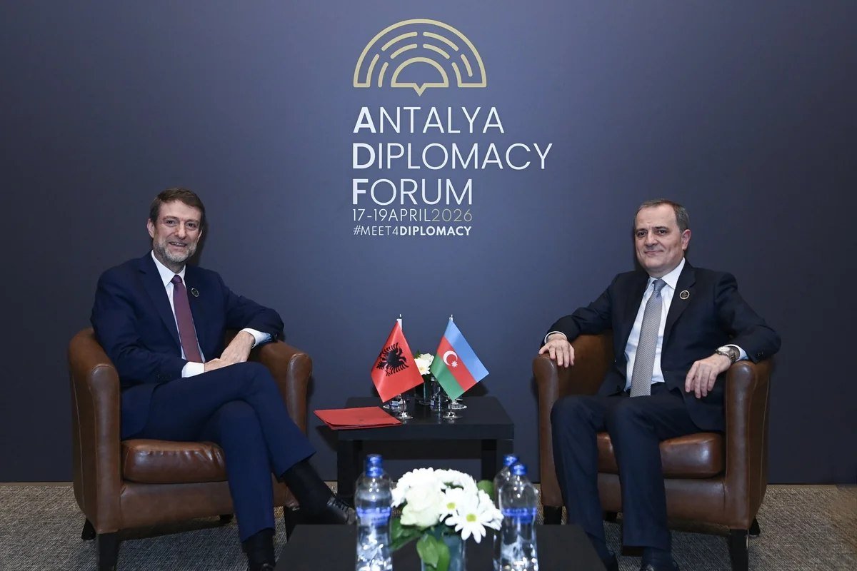 Ceyhun Bayramov görüş zamanı albaniyalı həmkarını təbrik etdi - FOTO Ceyhun Bayramov görüş zamanı albaniyalı həmkarını təbrik etdi - FOTO
