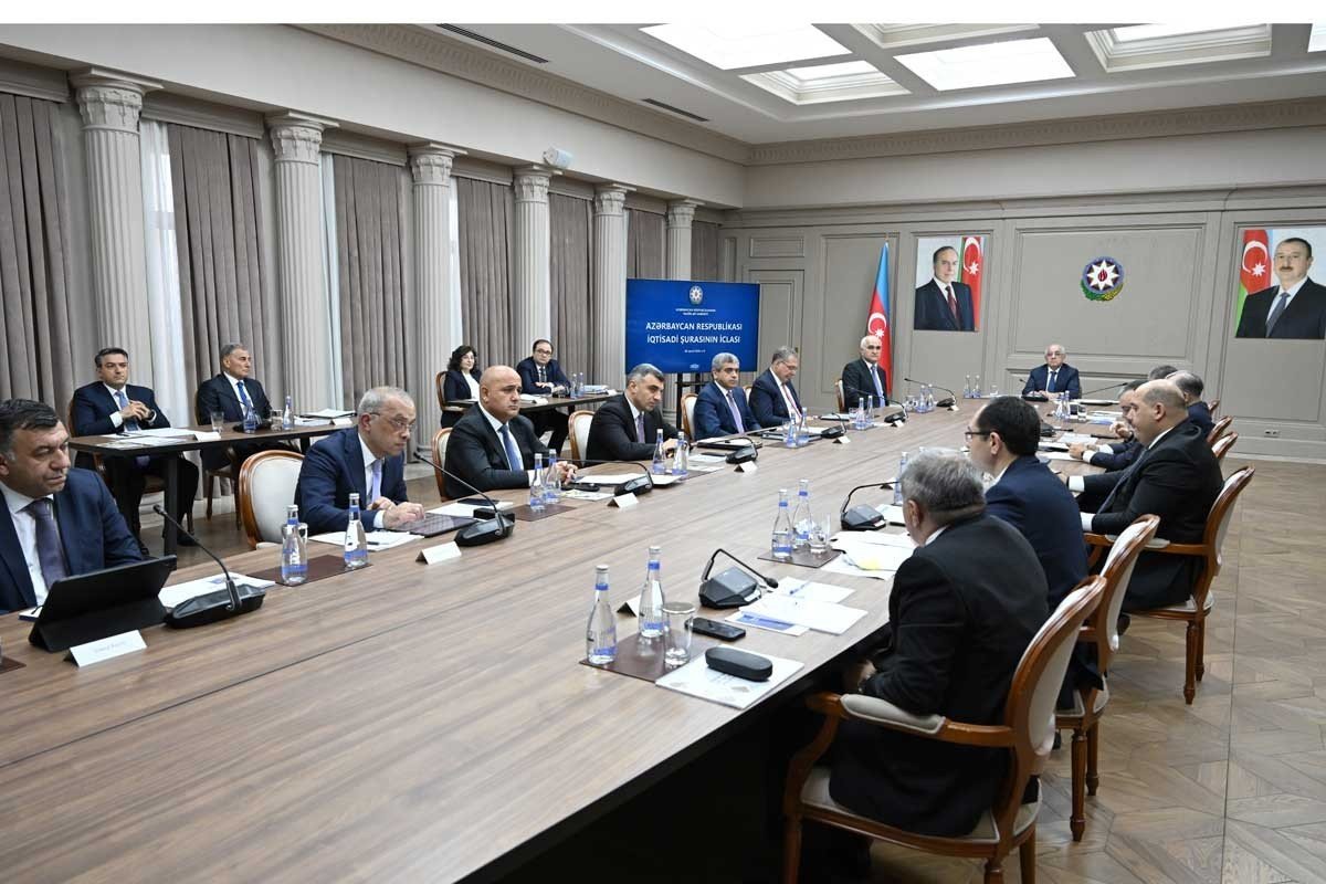 Əli Əsədovun sədrliyi ilə İqtisadi Şuranın iclası KEÇİRİLDİ - FOTO Əli Əsədovun sədrliyi ilə İqtisadi Şuranın iclası KEÇİRİLDİ - FOTO