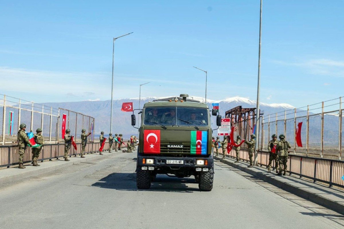 Tanklar, helikopter və ağır silahlar... Qardaşların birgə TƏLİMİ - VİDEO Tanklar, helikopter və ağır silahlar... Qardaşların birgə TƏLİMİ - VİDEO