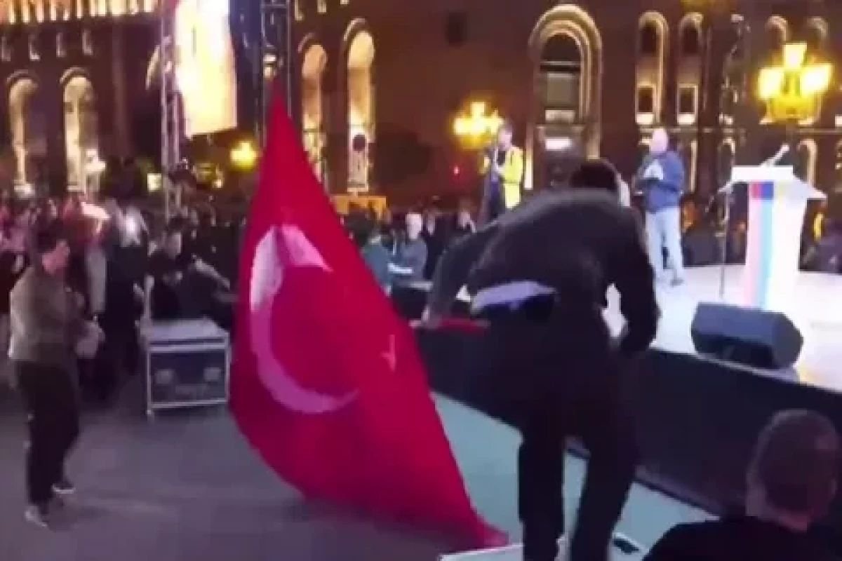Yandırılan Türkiyə bayrağının işığında ifşa olunan ERMƏNİ RADİKALİZMİ Yandırılan Türkiyə bayrağının işığında ifşa olunan ERMƏNİ RADİKALİZMİ