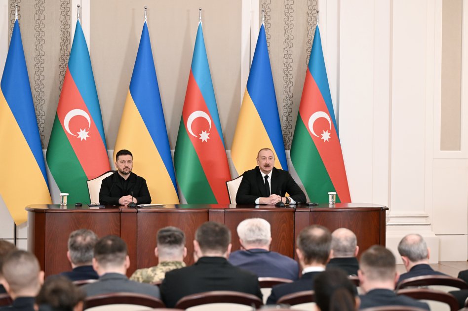 Prezidentlər mətbuata bəyanatlarla çıxış etdilər - FOTO Prezidentlər mətbuata bəyanatlarla çıxış etdilər - FOTO