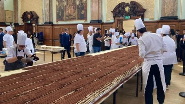 Londonda kulinariya rekordu qırıldı: Kralın şərəfinə 440 metrlik desert hazırlandı