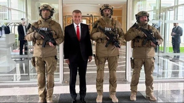 Andrey Babiş Azərbaycanda onu qoruyanlarla xatirə şəkli çəkdirdi