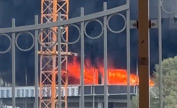 Dubai Marina-da tikilməkdə olan göydələndə yanğın oldu - VİDEO