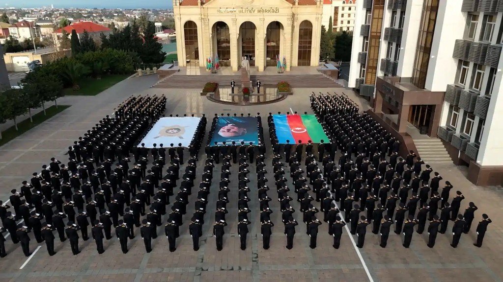 Polis kursantlarından Heydər Əliyevin 103 illiyinə həsr olunmuş fləşmob - FOTO/VİDEO - foto 1