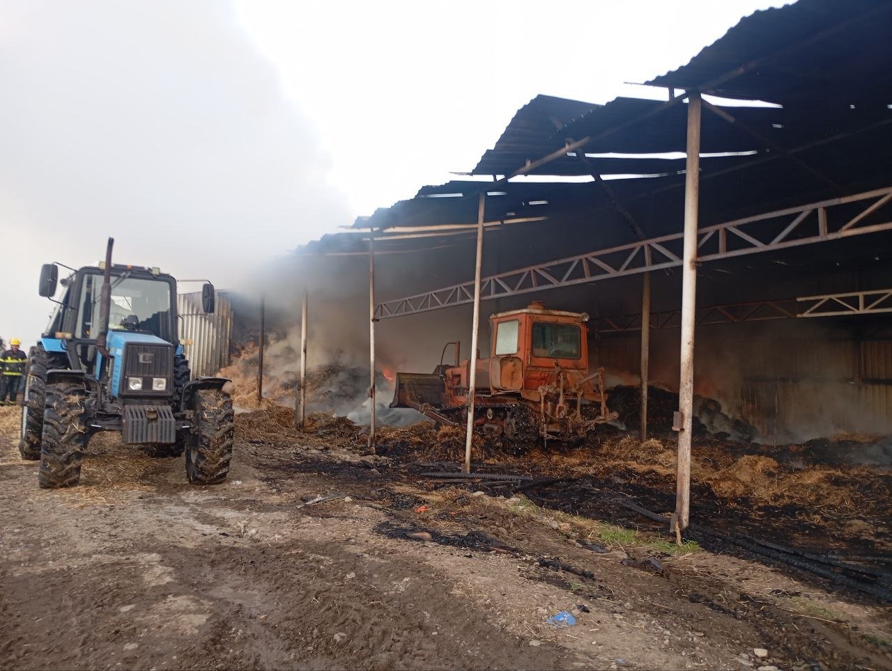 Fermerin 20 ton ot pressi yandı - FOTO/VİDEO - foto 2