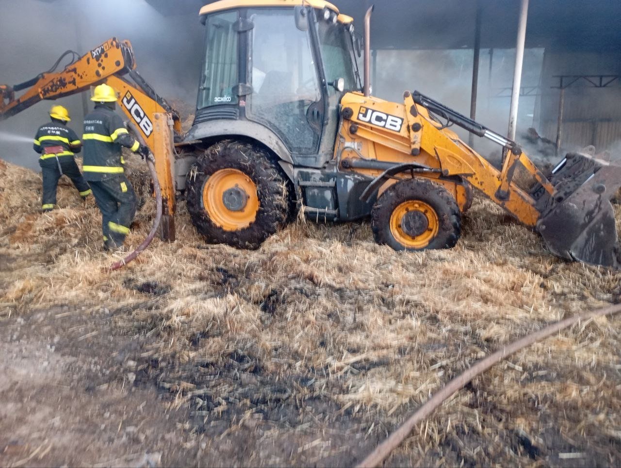 Fermerin 20 ton ot pressi yandı - FOTO/VİDEO - foto 3
