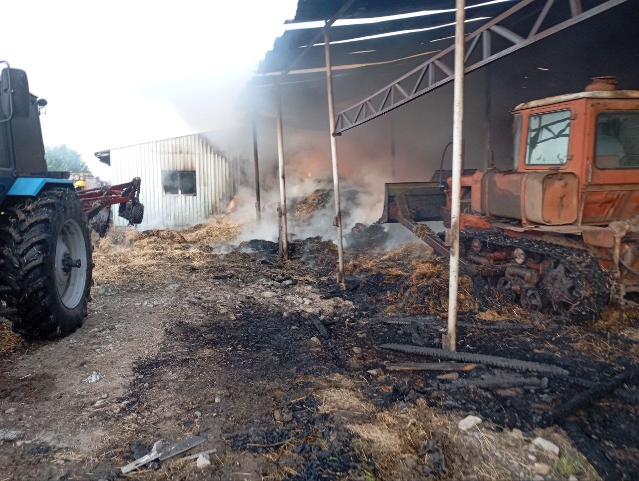 Fermerin 20 ton ot pressi yandı - FOTO/VİDEO - foto 1